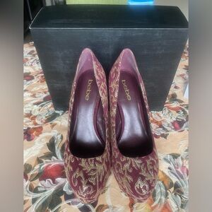 Preowned Bebe wine velvet with gold flowery design women heels Size 8.5